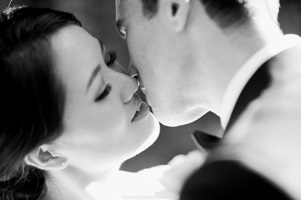 Wedding kiss at Poets Lane a perfect fit